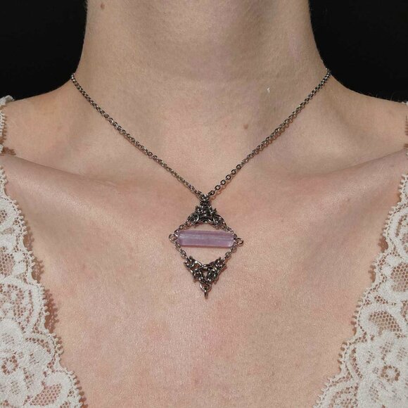 Gothic fairy purple diamond-shape necklace with a small silver chain - Picture 1 of 9